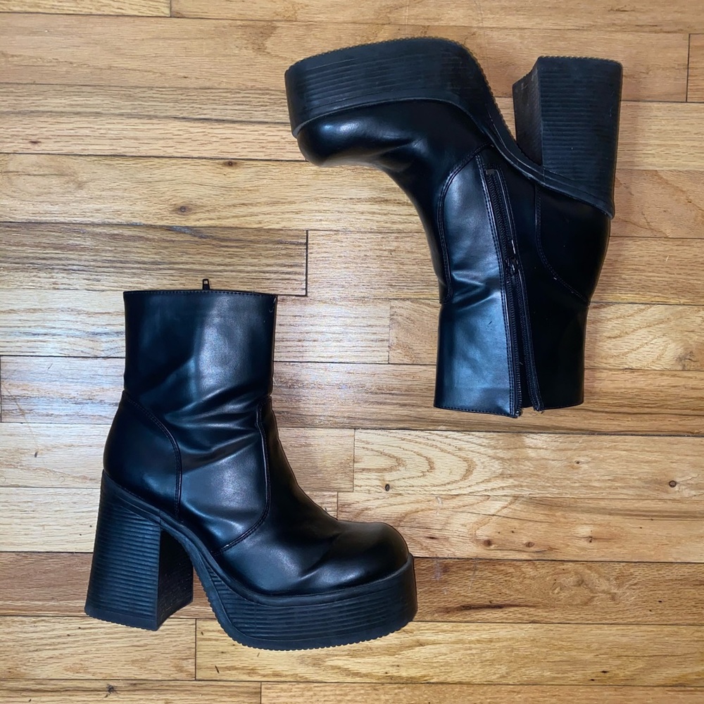 Black leather platforms shoes